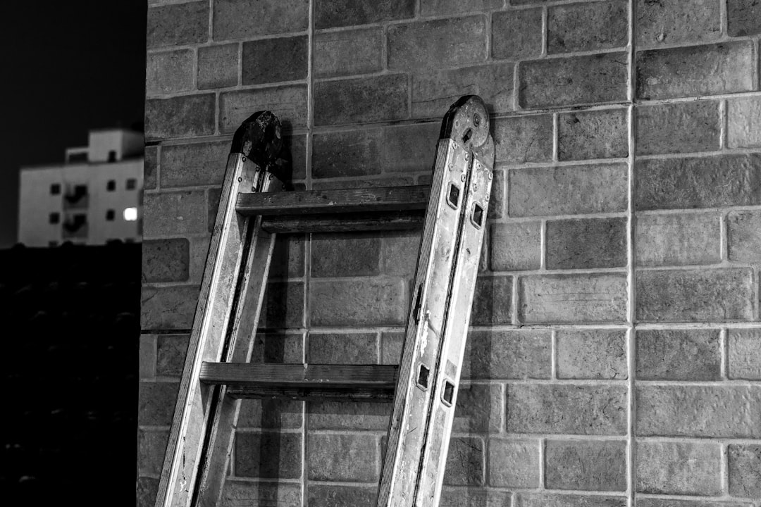 Edificio corporativo moderno con fachada de cristal